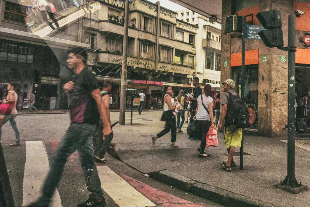 Foto colorida de Ricardo Laf mostrando o movimento de pedestres e o comércio de rua no centro de Belo Horizonte.
