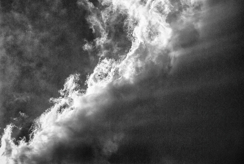 Fotografia em preto e branco de Ricardo Laf mostrando um céu densamente nublado com nuvens de tempestade que parecem se fundir com a linha do horizonte.
