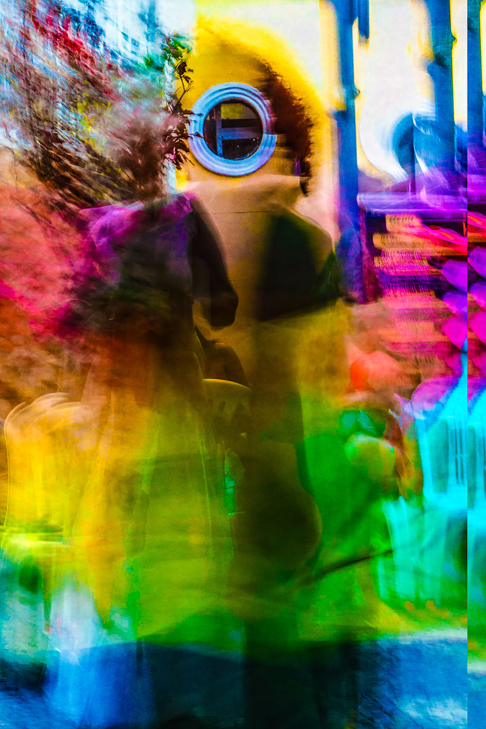 Fotografia autoral em longa exposição; uma composição abstrata onde formas orgânicas e cores vibrantes se entrelaçam através do movimento capturado pela câmera, criando uma fusão densa de verdes, azuis e magentas.