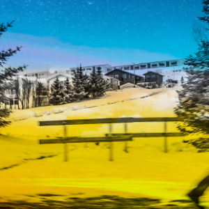 Fotografia autoral de Ricardo Laf, da série Do Ônibus, capturando o trajeto entre Hafnarfjörður e Reykjavik com um morador caminhando na neve.