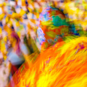 Fotografia autoral de Ricardo Laf capturando em baixa velocidade os rastros vibrantes e coloridos do movimento do Bumba Meu Boi.