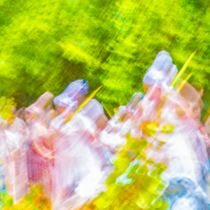 Fotografia autoral de Ricardo Laf capturada em longa exposição, mostrando o movimento borrado e colorido de dançarinos em uma cerimônia de Pisada de Caboclo na Região Norte de Belo Horizonte.