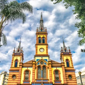 Fotografia autoral de Ricardo Laf da fachada detalhada da Igreja São José no centro de Belo Horizonte, destacando sua arquitetura neoclássica e torres contra um céu azul.