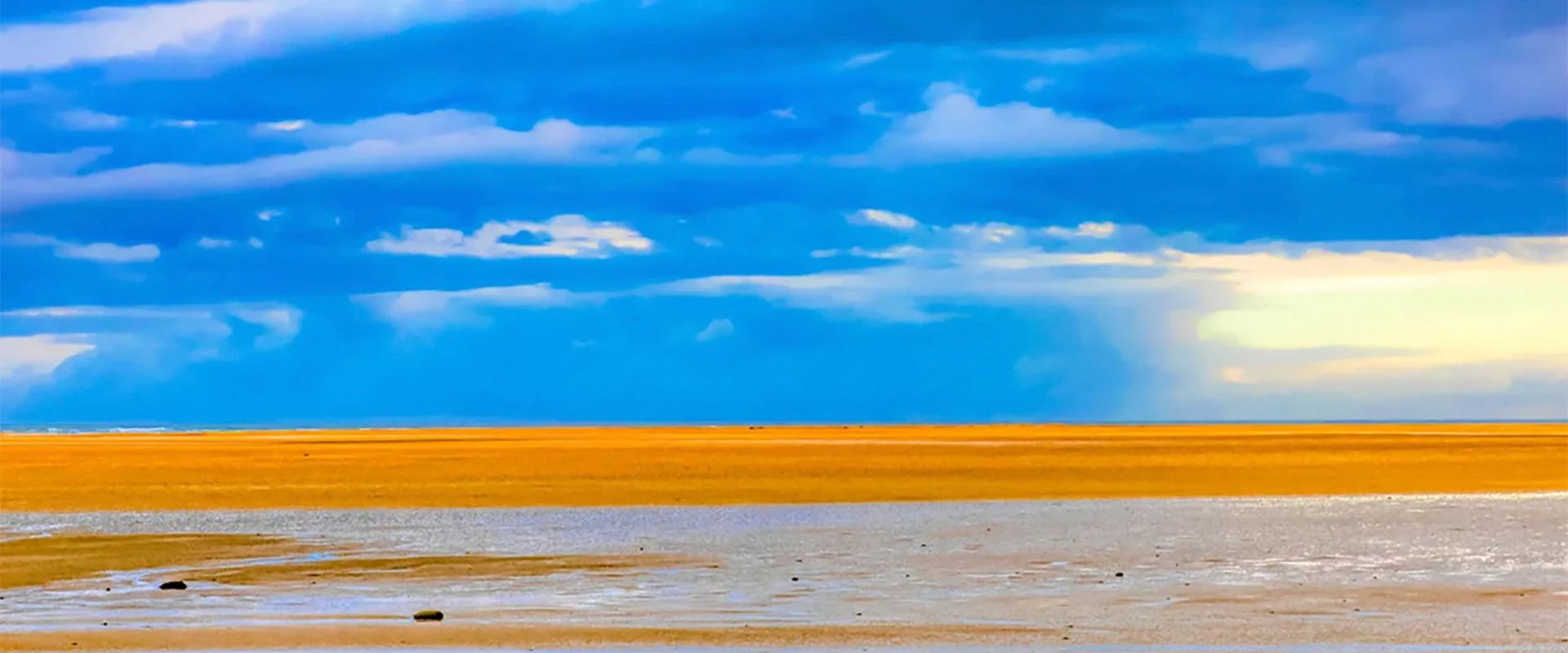 Chamada de praia de areia vermelha, essa paisagem fica em Dyrhólaey, Vík, na Islândia.