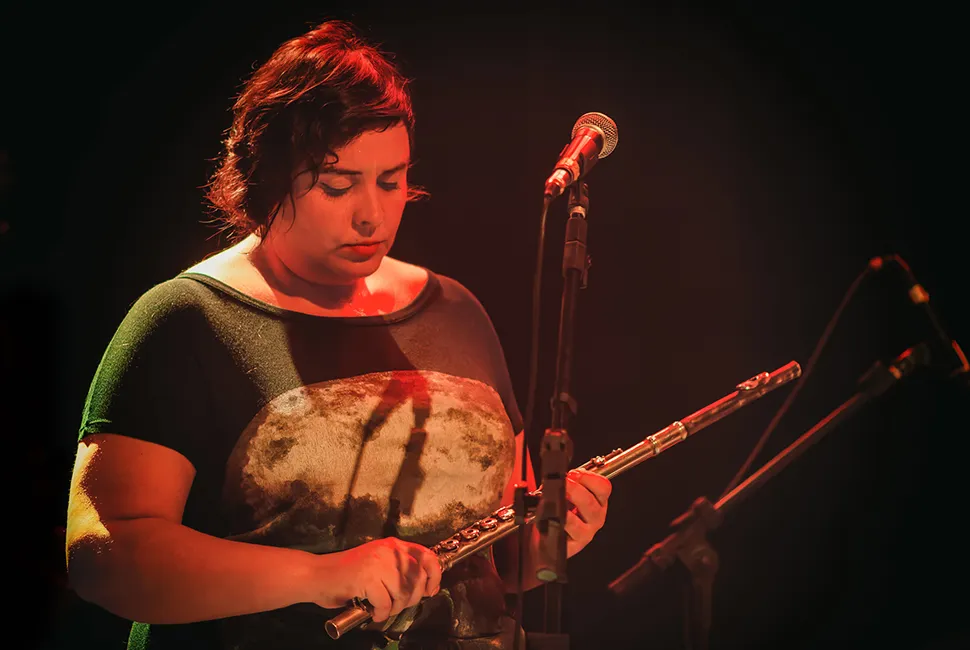 Fotografia de Ricardo Laf focada na expressividade de Juliana Perdigão em palco, capturando a artista num momento de recolhimento e introspeção musical.
