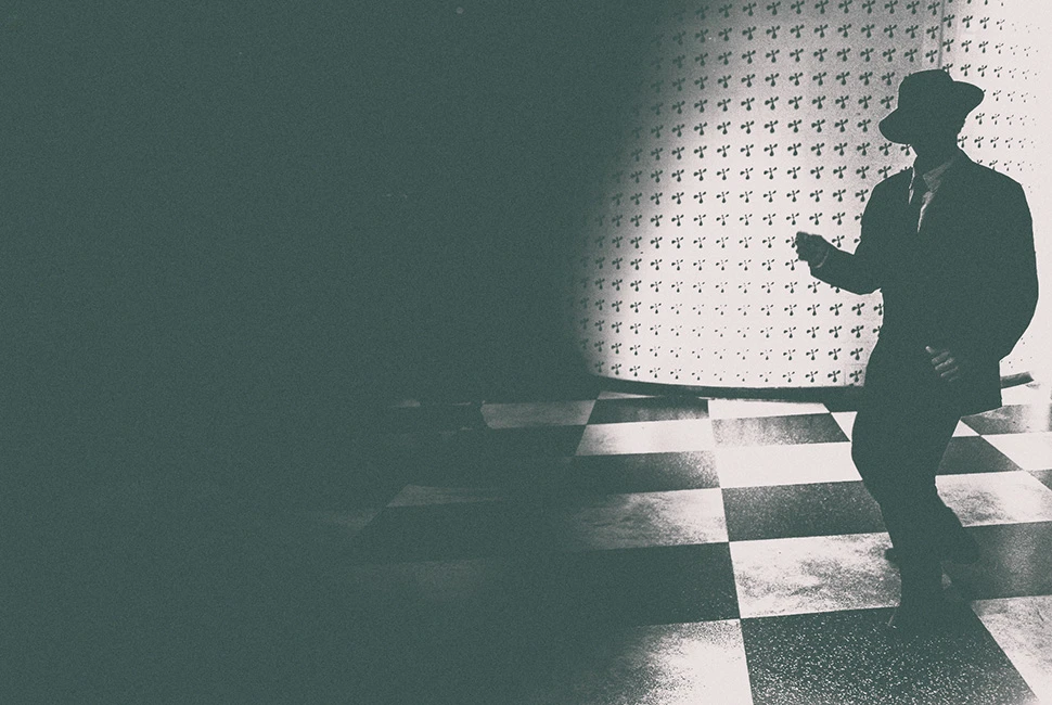 Dançarino de Soul em performance no palco do Teatro Marília, capturado em preto e branco com iluminação cênica de alto contraste, por Ricardo Laf.