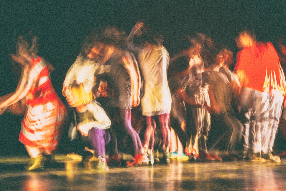 Silhuetas de bailarinos em cena no Teatro Marília, fotografia integrante do portfólio Palco Arte Foto de Ricardo Laf.