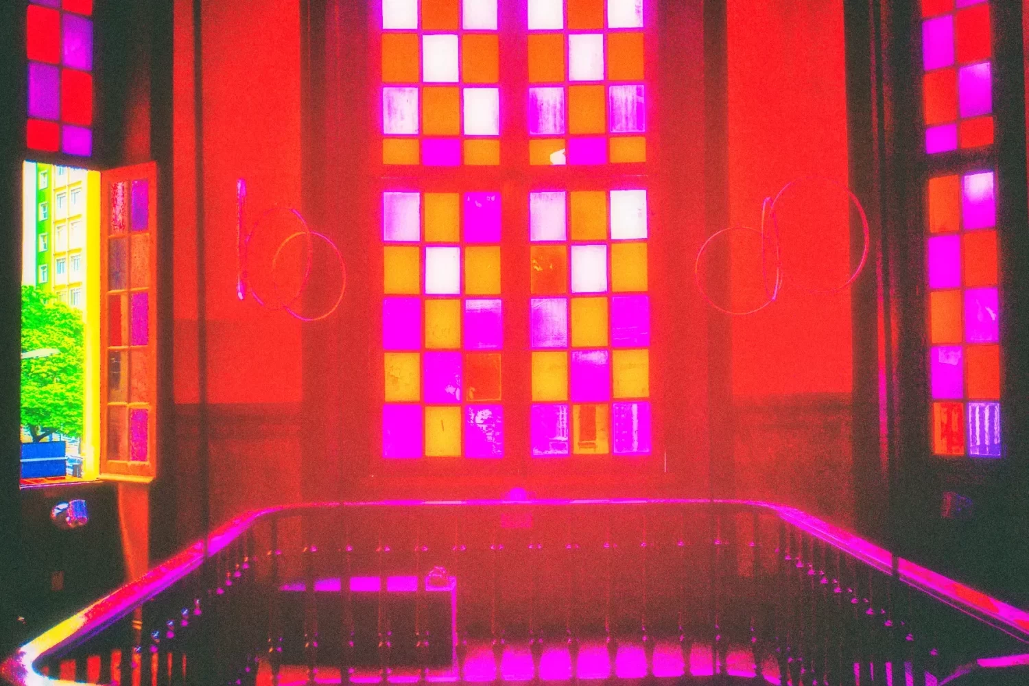 Detalhe dos vitrais coloridos no interior do edifício neogótico que abriga o Museu da Moda, no Centro de Belo Horizonte, realizada por Ricardo Laf.