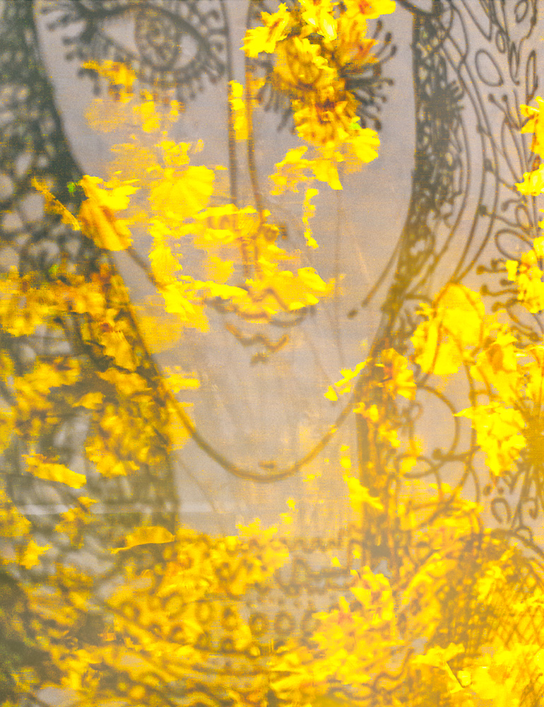 Fotografia de Ricardo Laf utilizando a técnica de dupla exposição, fundindo a imagem de um cartaz amarelo vibrante com elementos da arquitetura e vegetação urbana.