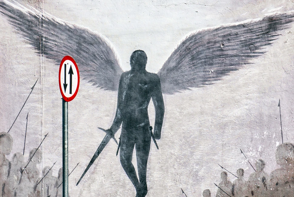 Foto de Ricardo Laf mostrando uma arte urbana na Pampulha: um grafite de anjo com espada ao lado de uma placa de proibido retornar.