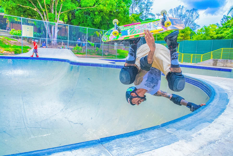Um skatista realiza uma manobra em uma pista de skate (bowl) no Parque Municipal Lagoa do Nado, em Belo Horizonte, por Ricardo Laf.