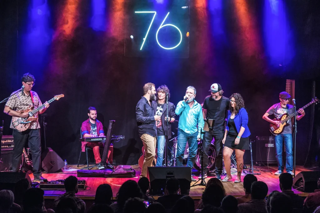 Fotografia de Ricardo Laf registrando o músico Péricles Garcia e banda no palco do Teatro de Bolso Cine Brasil durante o show de lançamento do álbum 76.