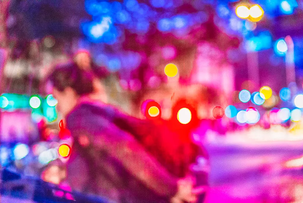 Fotografia artística de Ricardo Laf capturando um momento de pressa e movimento no centro de Belo Horizonte, onde luzes e vultos urbanos criam uma atmosfera de "lampejos de sentido" durante a noite.