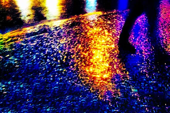 Reflexos de luzes coloridas noturnas em uma rua chuvosa no centro de Belo Horizonte, fotografado por Ricardo Laf.