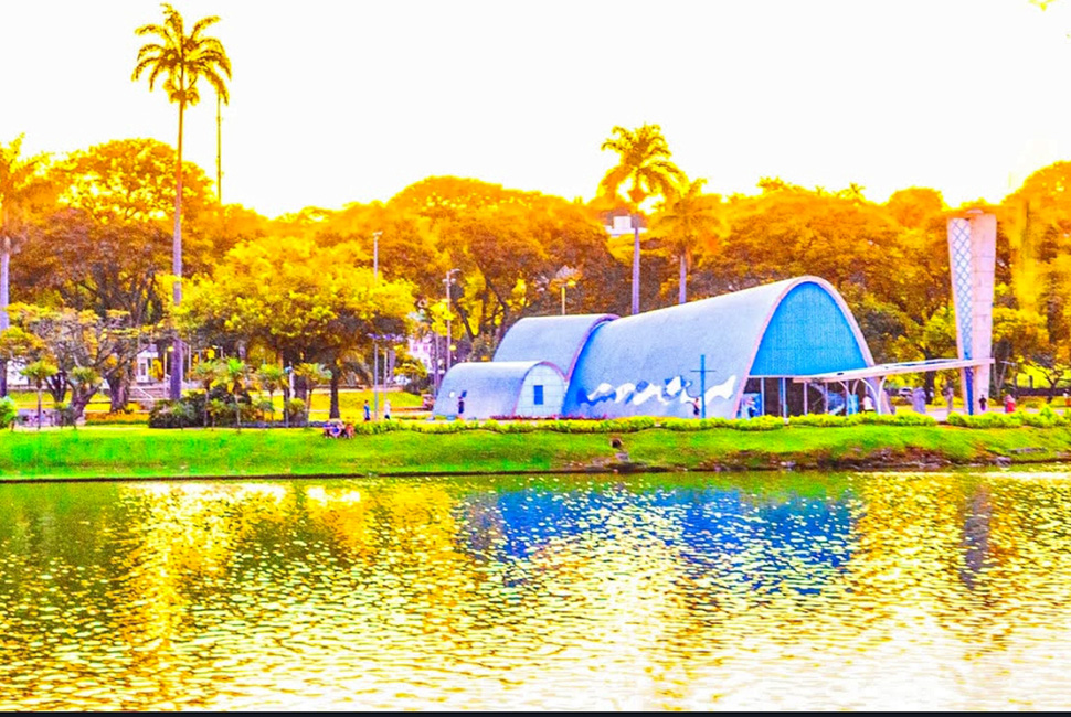 Fotografia de Ricardo Laf da Igreja de São Francisco de Assis na Pampulha, Belo Horizonte. O registro destaca as curvas icônicas do projeto de Oscar Niemeyer sob a luz do dia, refletindo o título de Patrimônio da Humanidade.