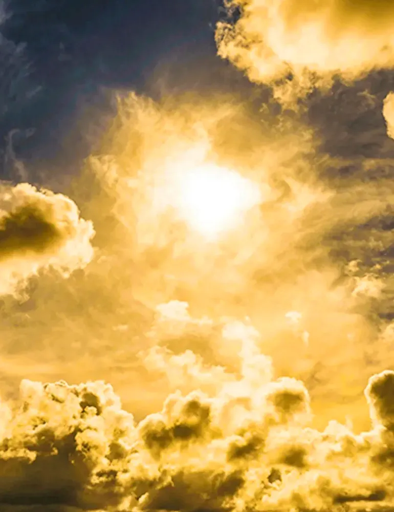Foto de Ricardo Laf capturando um céu inteiramente dourado e alaranjado, com nuvens densas iluminadas pela luz do fim de tarde.