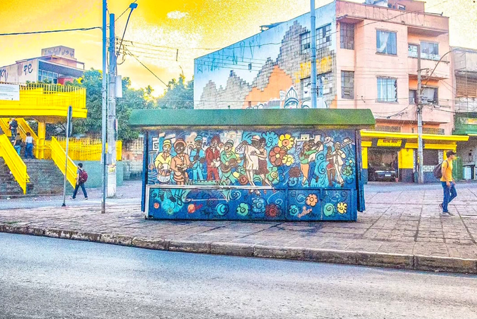 Foto de Ricardo Laf destacando a estrutura metálica de uma passarela de ferro na região noroeste de Belo Horizonte. A imagem foca na geometria da construção e na sua integração com o cenário urbano.
