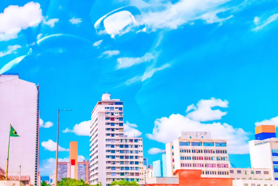 Foto de Ricardo Laf mostrando a arquitetura de edifícios na região central de Belo Horizonte sob um céu azul. A imagem destaca a densidade urbana e as linhas das construções no coração da capital mineira.