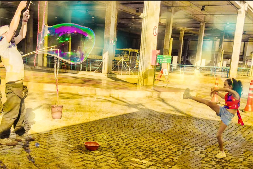 Fotografia de Ricardo Laf na região Norte de Belo Horizonte. O flagrante mostra uma criança brincando com bolhas de sabão, com destaque para a transparência da bolha e a expressão de alegria.