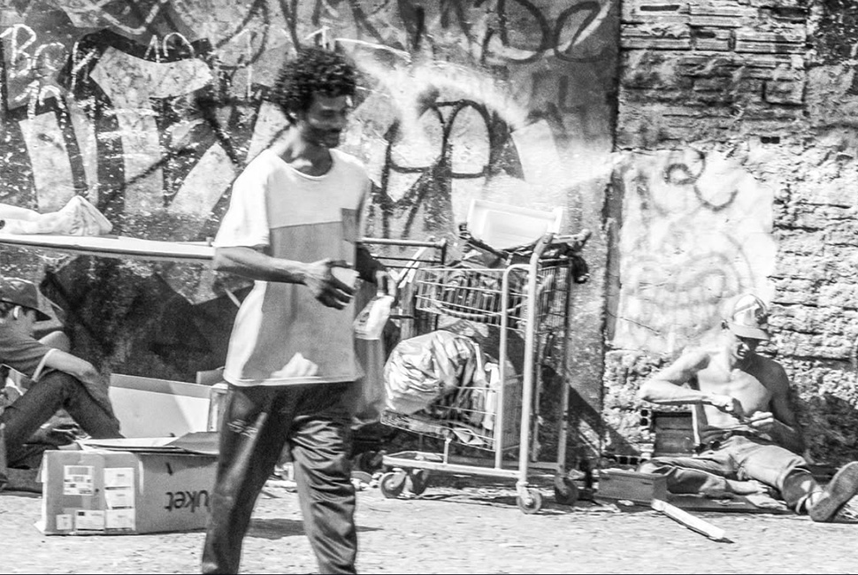 Foto de Ricardo Laf capturando um flagrante de personagens urbanos na região central de Belo Horizonte. A imagem foi feita de dentro de um ônibus, registrando o cotidiano e a diversidade humana nas ruas da capital.