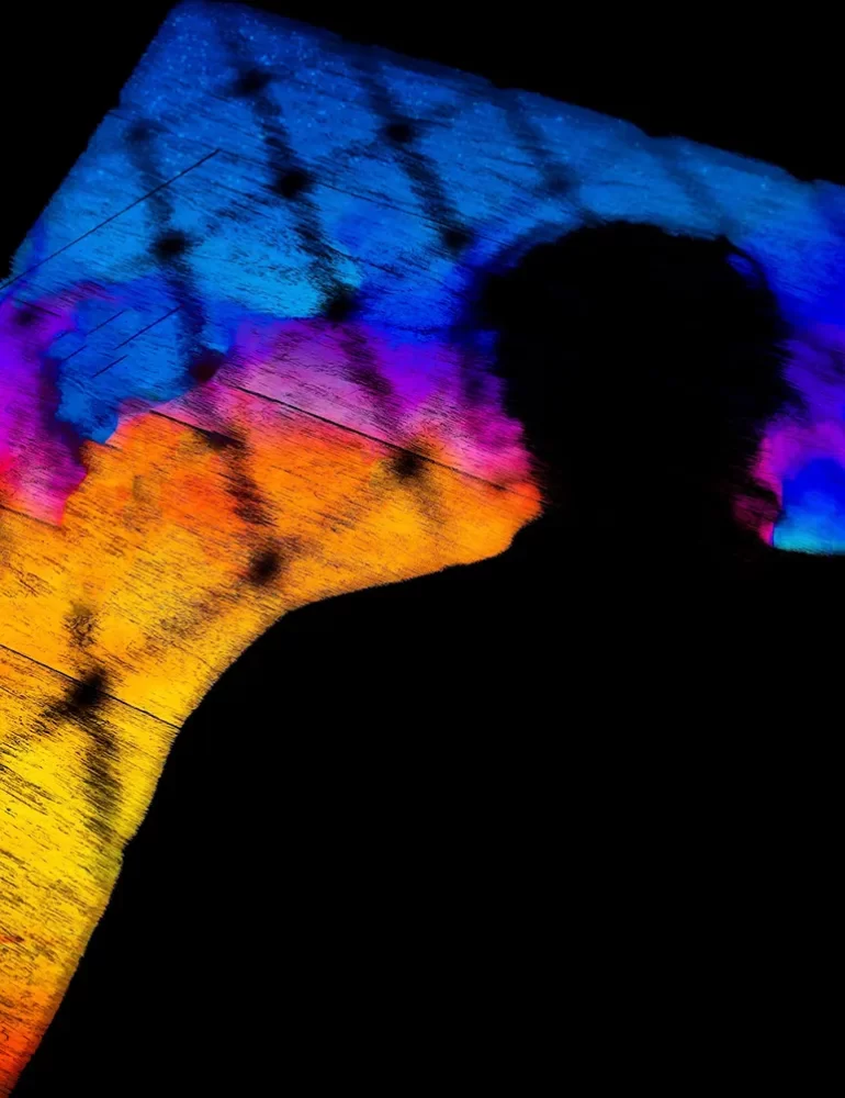 Foto pintura Autorretrato de Silhueta de Ricardo Laf, apresentando um perfil em sombra contra um fundo azul vibrante e texturizado.