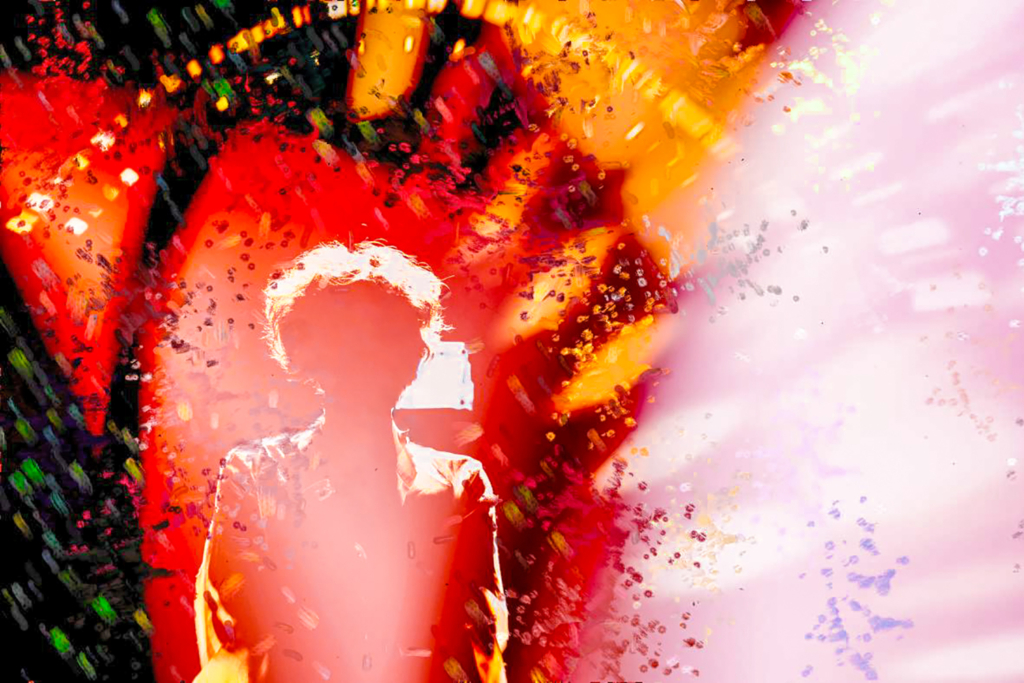 Foto pintura digital com silhueta humana em tons de vermelho e branco envolta em texturas expressionistas e feixes de luz rosa, criada pelo artista visual Ricardo Laf.