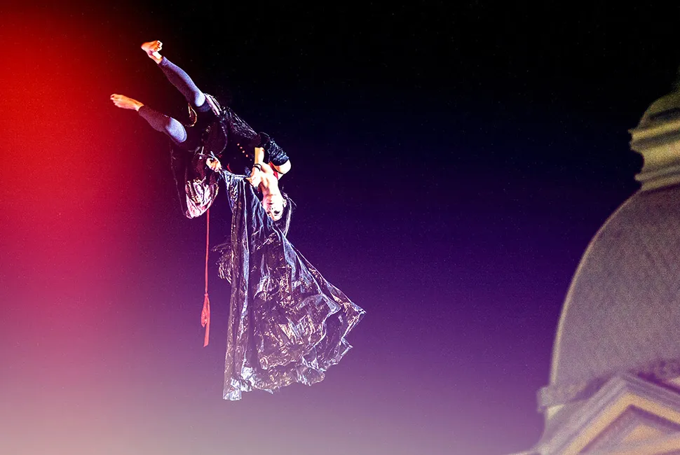 Fotografia de Ricardo Laf capturando uma artista em performance no palco da Praça da Estação durante a Virada Cultural de Belo Horizonte, com iluminação dramática em tons de roxo e dourado.
