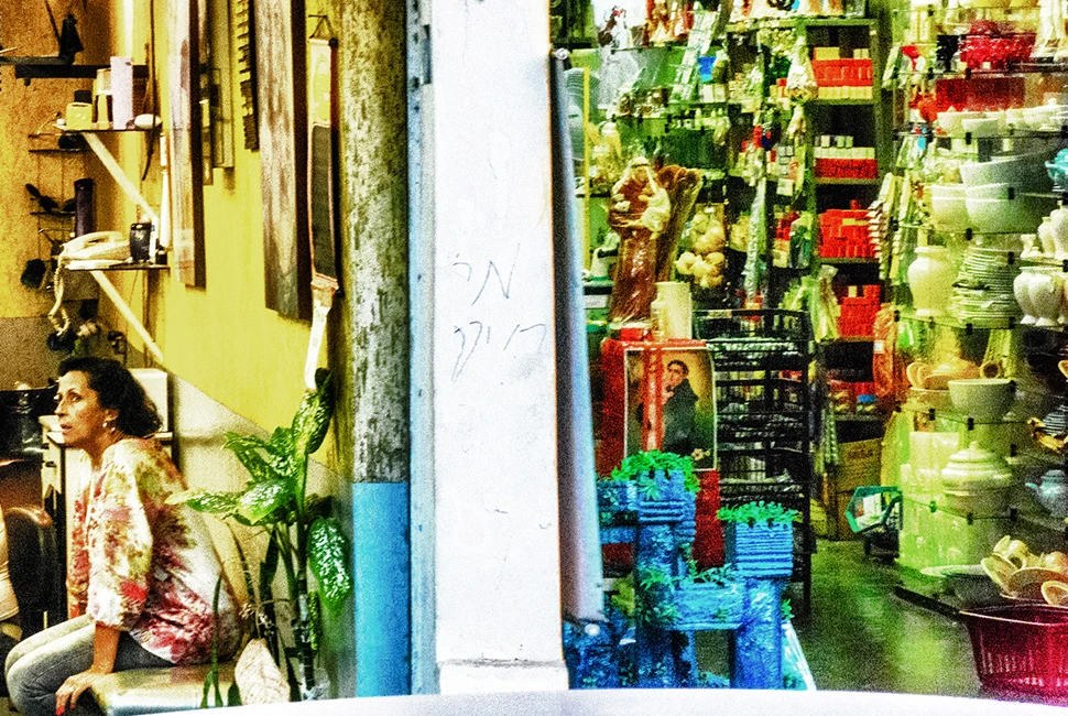 Fotografia de Ricardo Laf capturando uma cena urbana no Centro de Belo Horizonte, com foco em detalhes arquitetônicos, texturas de paredes e o comércio local tradicional.