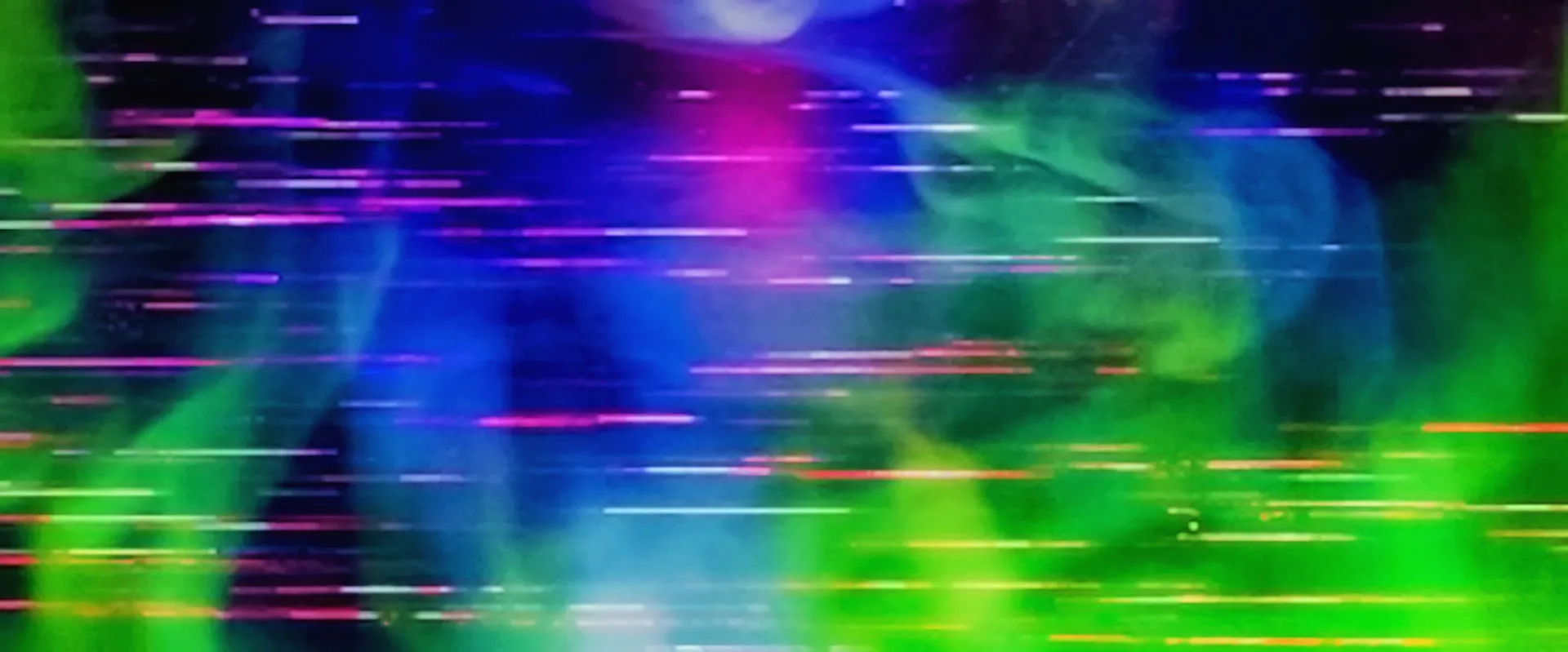 Composição abstrata com linhas horizontais vibrantes em tons de verde, azul e magenta, simulando interferência digital e estética de glitch.