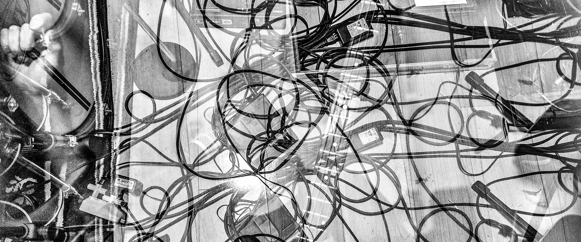 Grafismo abstrato de cabos e fios em múltipla exposição fotográfica por Ricardo Laf.