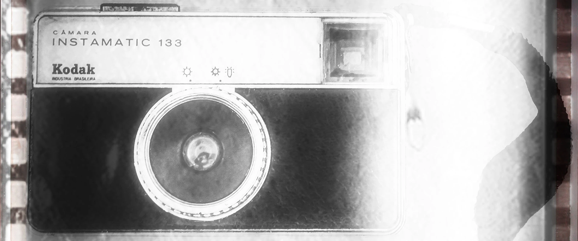 Câmera Kodak Instamatic 133 em preto e branco com bordas envelhecidas e vinheta, simbolizando a memória fotográfica de Ricardo Laf.