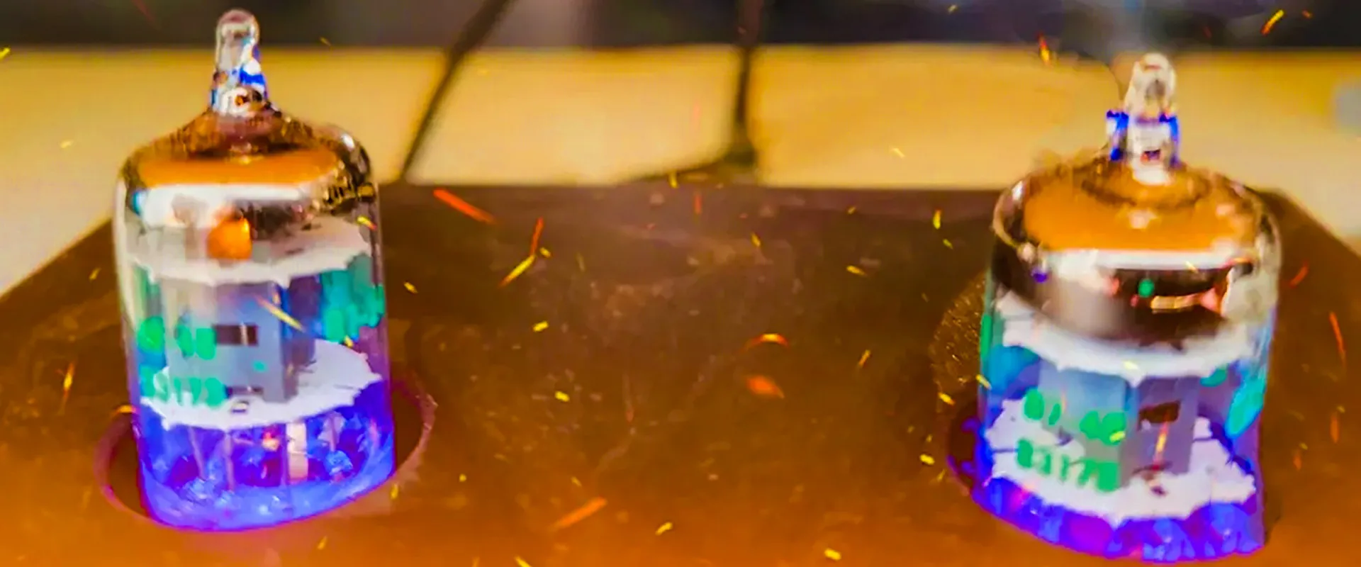 Detalhe macro de válvulas eletrônicas acesas em azul e âmbar por Ricardo Laf.