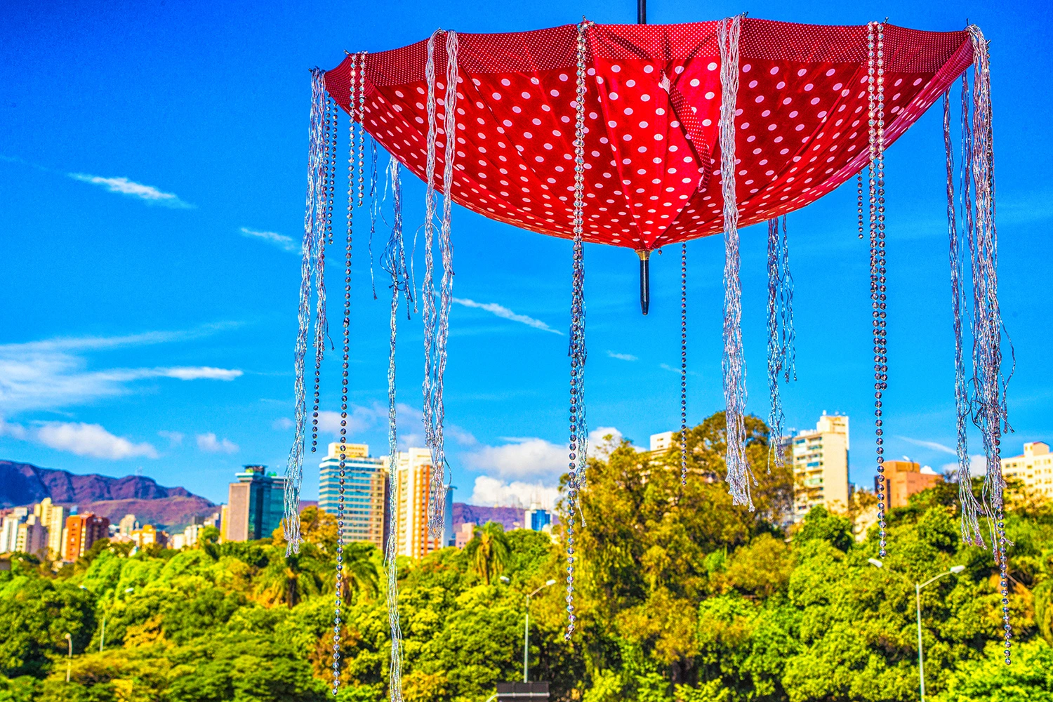Vista do Viaduto Santa Tereza em Belo Horizonte, destacando a estrutura em arcos contra o céu e a perspectiva da arquitetura urbana do centro.