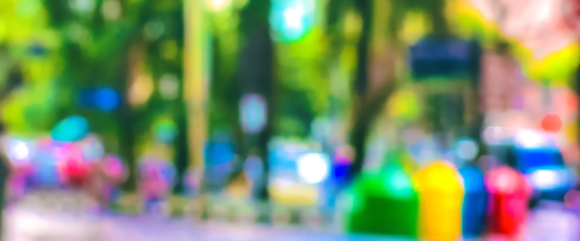 Fotografia conceitual colorida e intencionalmente desfocada por Ricardo Laf, revelando uma atmosfera urbana vibrante com círculos de luz (bokeh) em tons de azul, verde, amarelo e vermelho.