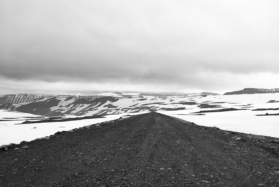 Fotografia em preto e branco do fim de uma estrada em Ísafjarðarbær por Ricardo Laf, obra reconhecida com Seleção Avançada no concurso Exposure Photo Gallery na convocatória The Silent Beauty.