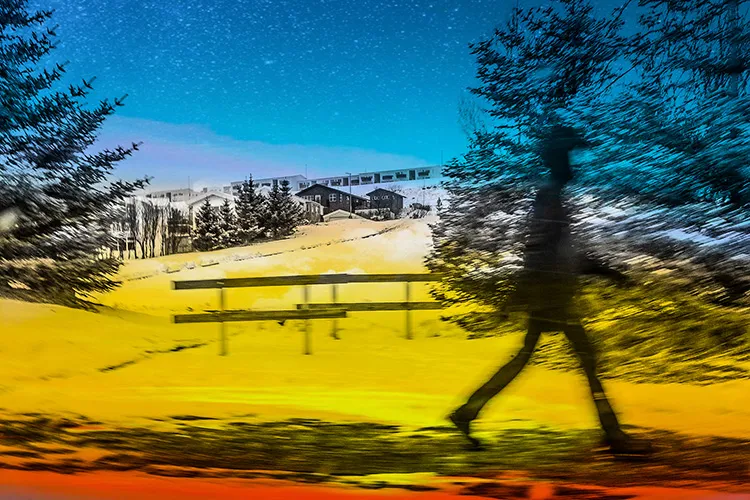 Fotografia autoral de Ricardo Laf, da série Do Ônibus, capturando o trajeto entre Hafnarfjörður e Reykjavik com um morador caminhando na neve.