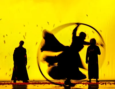 Fotografia em tom amarelo vibrante destacando silhuetas de artistas em cena durante apresentação performática.