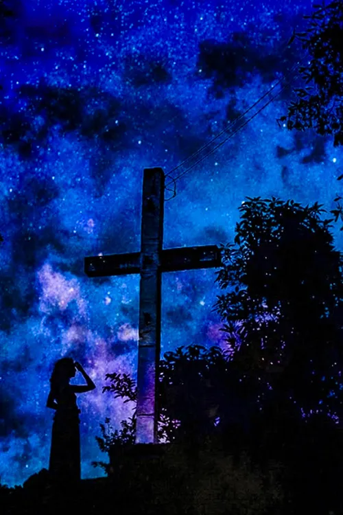 Fotografia noturna em tom azul profundo mostrando a silhueta de uma pessoa diante de um grande cruzeiro sob o céu estrelado.
