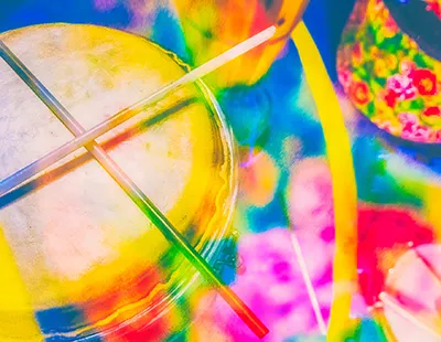 Fotopintura abstrata e extremamente vibrante com mistura de cores vivas e texturas que remetem a tambores e ritmos populares.